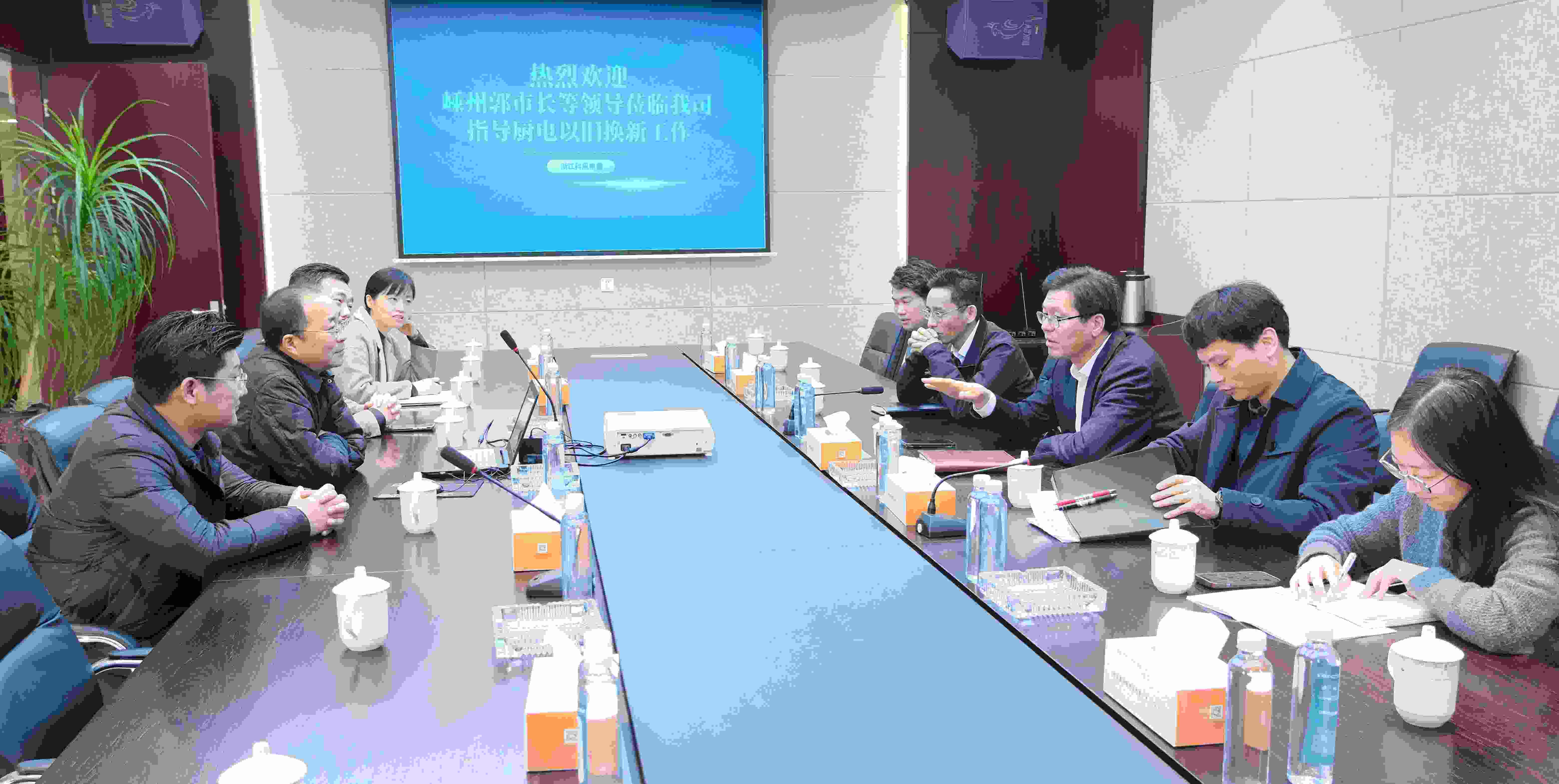 嵊州‌市副市長(zhǎng)郭偉鋒，商務(wù)局領(lǐng)導(dǎo)一行蒞臨科恩調(diào)研廚電以舊換新工作！
